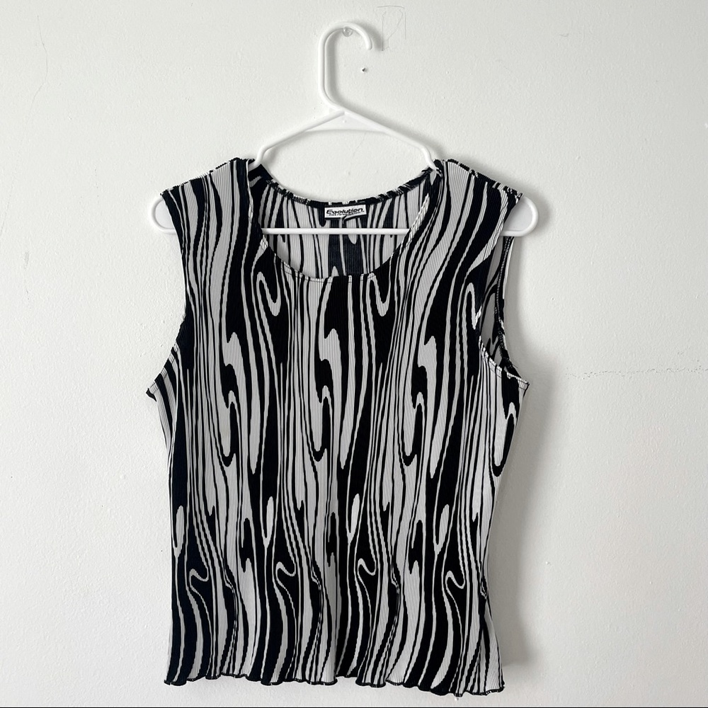 black and white swirl top 🕸